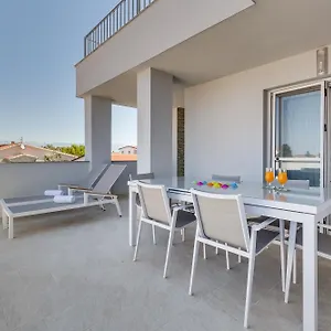 Apartman Kastelina, Vir